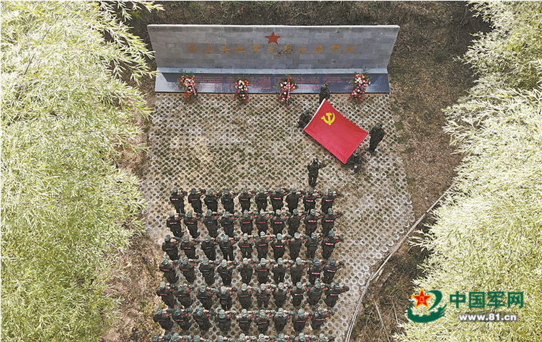 武警南平支队官兵瞻仰张山头无名红军墓群，图为特战队员在纪念碑前组织重温入党誓词仪