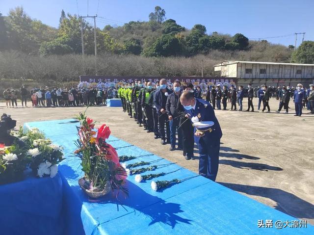 今日上午，诏安红星烈士陵园，漳州乡亲挥泪洒别张晓杰烈士