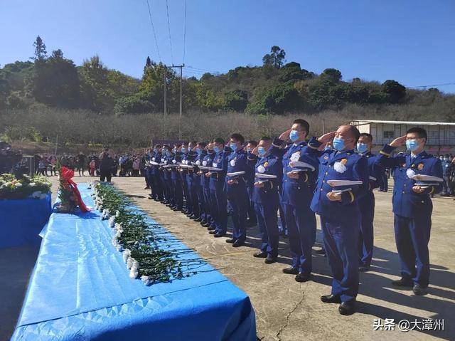 今日上午，诏安红星烈士陵园，漳州乡亲挥泪洒别张晓杰烈士