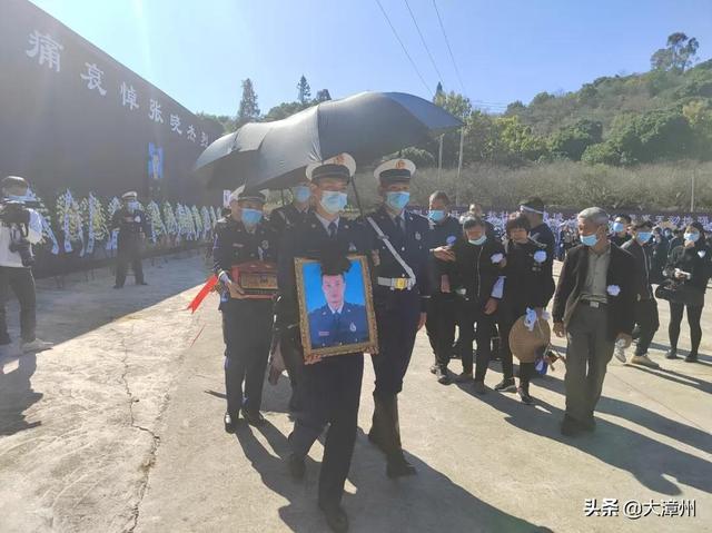 今日上午，诏安红星烈士陵园，漳州乡亲挥泪洒别张晓杰烈士