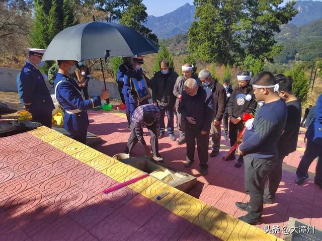 今日上午，诏安红星烈士陵园，漳州乡亲挥泪洒别张晓杰烈士