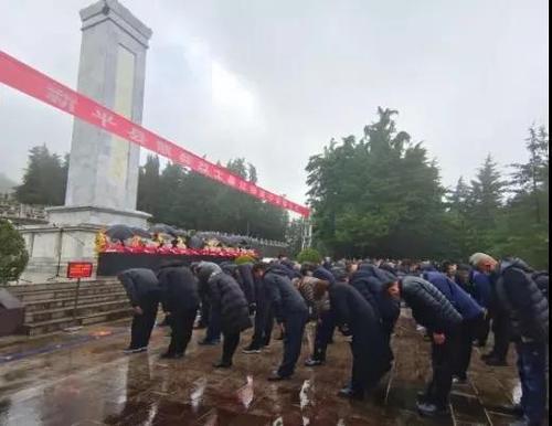 新平县举行零散烈士墓迁移集中安葬仪式