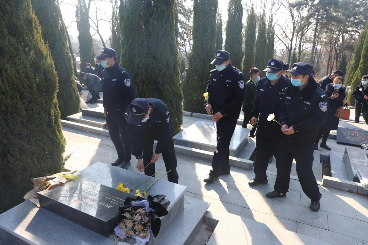 驻马店市确山县举行散葬烈士遗骸入园仪式