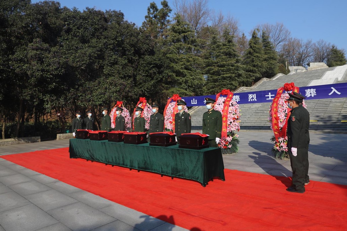 驻马店市确山县举行散葬烈士遗骸入园仪式