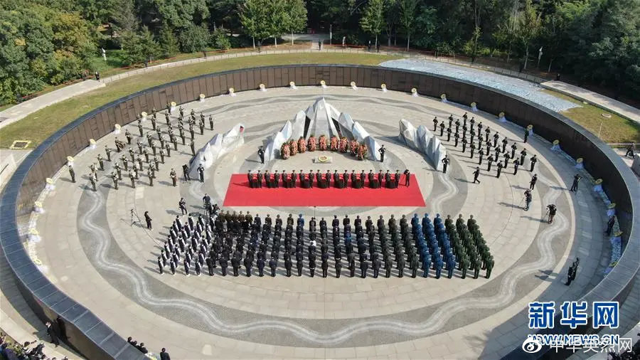 9月28日，第七批在韩中国人民志愿军烈士遗骸安葬仪式在沈阳抗美援朝烈士陵园举行（无人机照片）。新华社记者 杨青 摄