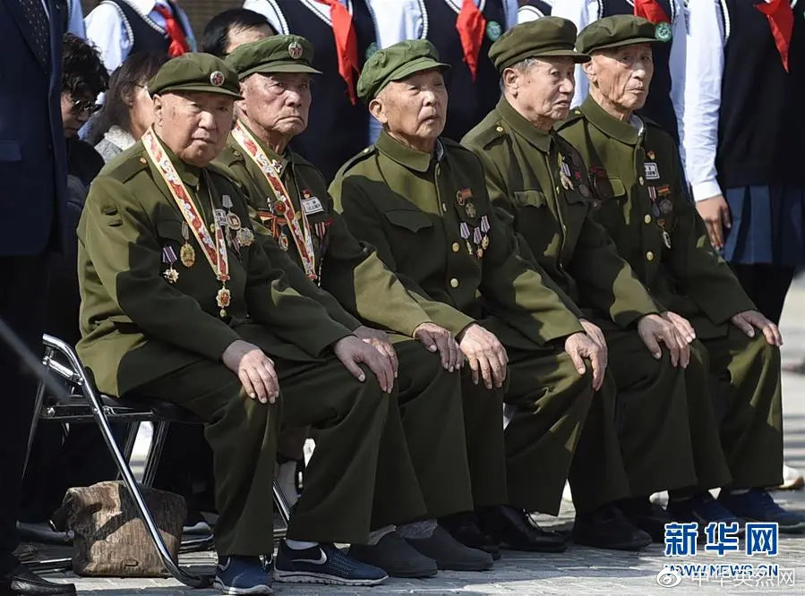 9月28日，志愿军老战士代表参加安葬仪式。新华社记者 龙雷 摄