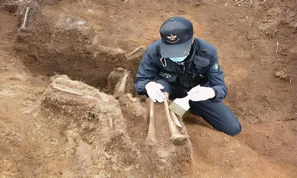 韩国军人在现场发掘
