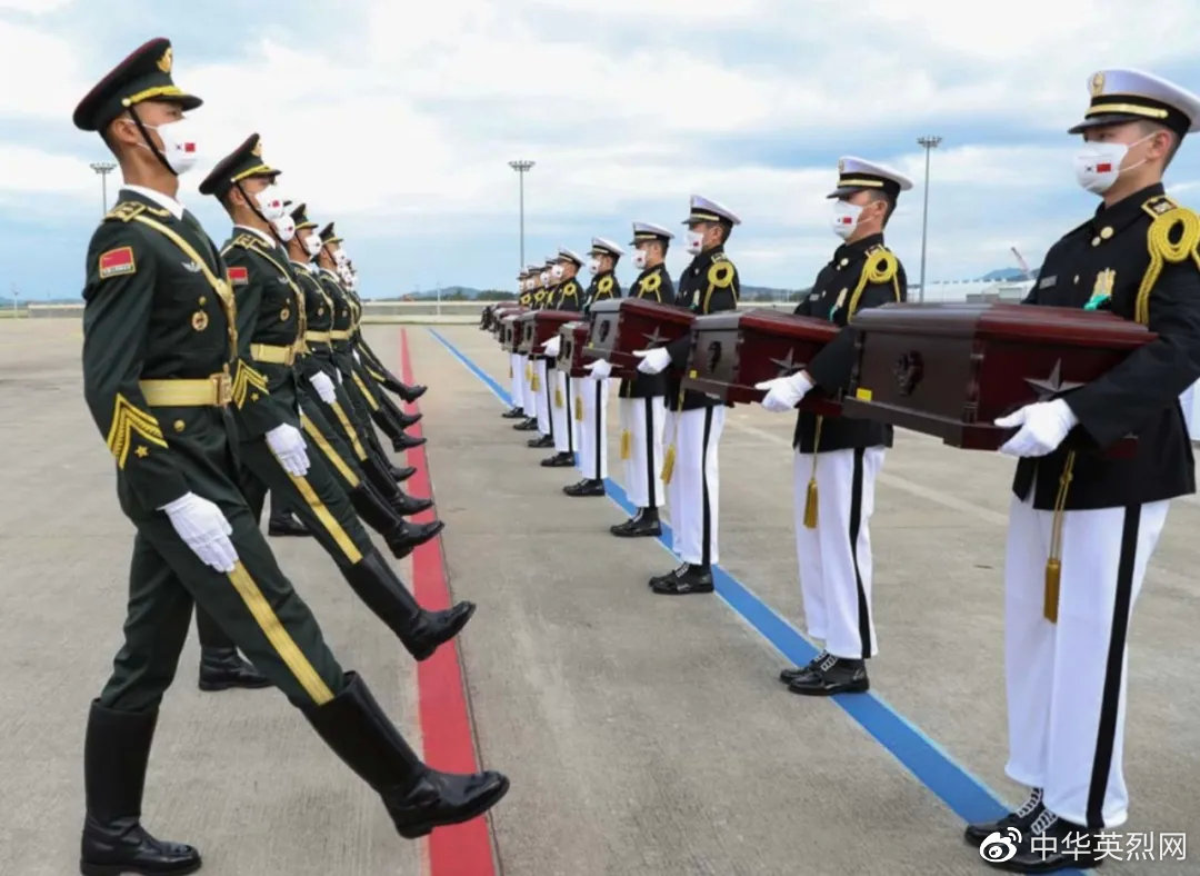 中国人民解放军礼兵从韩方礼兵手中接过在韩中国人民志愿军烈士棺椁。王婧嫱 摄