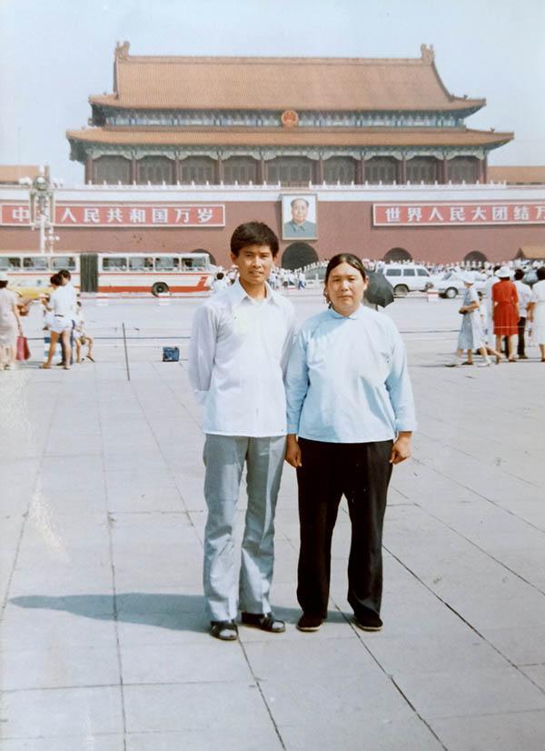 董玉香生前与母亲在北京的合影