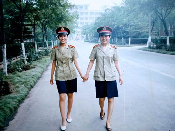 妹妹董玉芝（右）参军入伍，考入军校