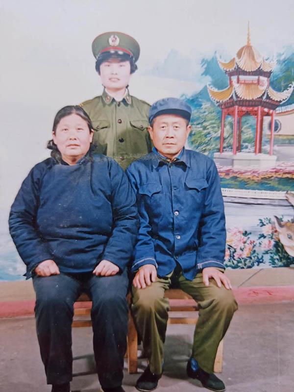 董玉香的妹妹董玉芝（后）参军入伍，到了哥哥所在的英雄部队