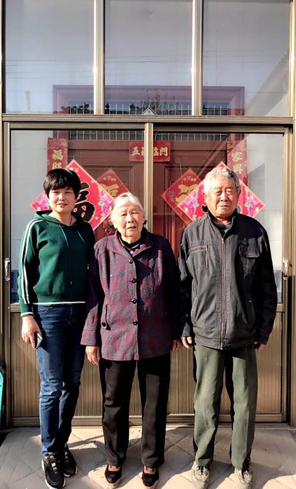 2019年4月，董玉香烈士的妹妹董玉芝与父母在新房前