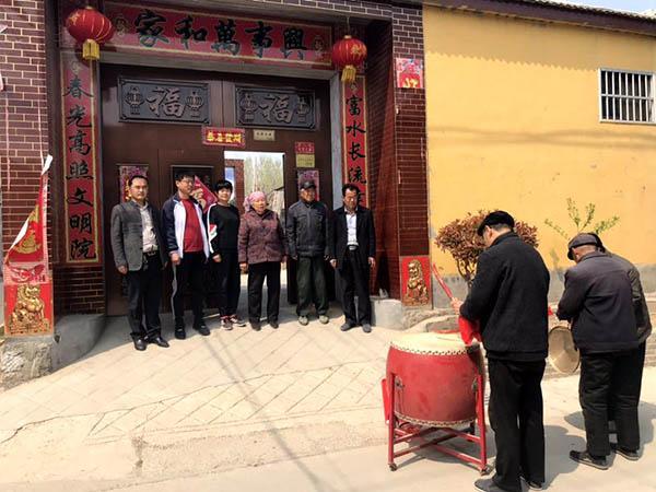 2019年4月，梁山县小路口镇领导在南董村为董玉香烈士父母悬挂“光荣之家”牌匾