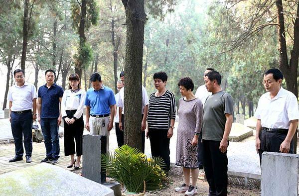 战友们来到梁山烈士陵园缅怀董玉香烈士