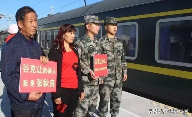 张秋良和部队官兵在火车站月台迎接烈士亲属。
