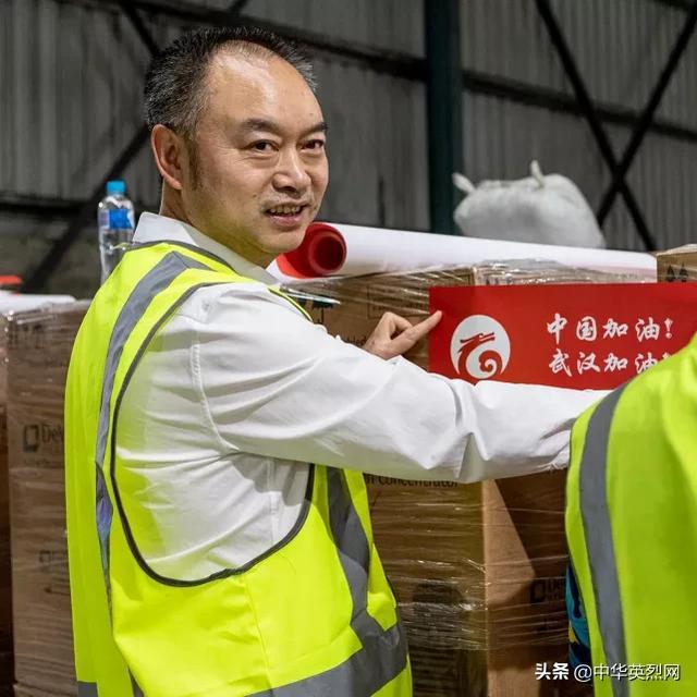 邝远平在装物资。