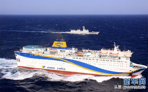 2011年3月1日，徐州舰为撤离我在利比亚同胞的船舶护航。新华社发（李高健 摄）