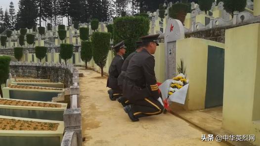 麻栗坡烈士陵园工作人员代为献花祭扫