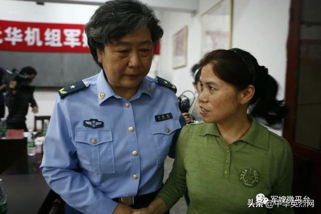 2009年，《军嫂》杂志社慰问邱光华机组5名烈士的亲属。