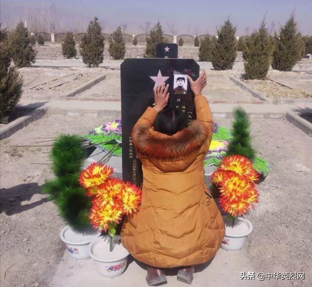 张桂芝将方素明的照片贴在墓碑上
