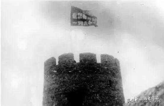 敌人碉堡被插上了解放军的红旗。
