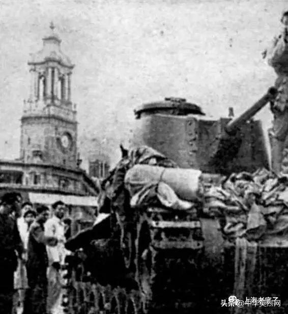 市民围观四川路桥畔解放军缴获的坦克。