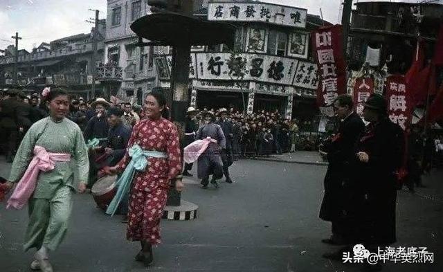 市民们欢歌载舞庆祝上海解放