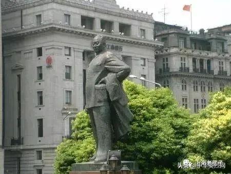 上海市第一任市长陈毅的雕像伫立在上海外滩