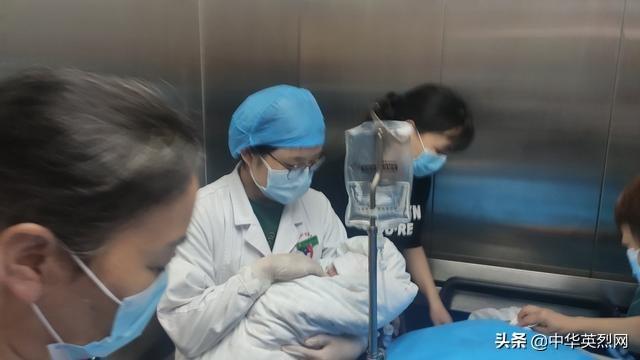 湖北省妇幼保健院妇产科大楼，医护人员抱着彭银华的新生女儿。 澎湃新闻记者 郑朝渊