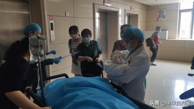 彭银华妻儿离开手术室。 澎湃新闻记者 郑朝渊 图