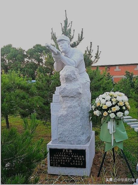 四平市烈士陵园中罗志海雕像