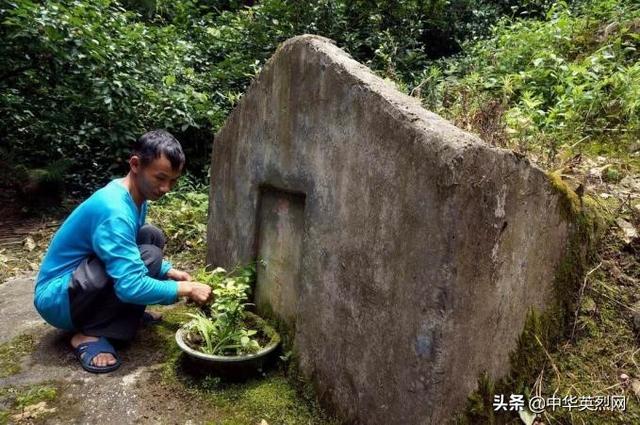 廖聪济在李谦烈士旧坟前祭拜