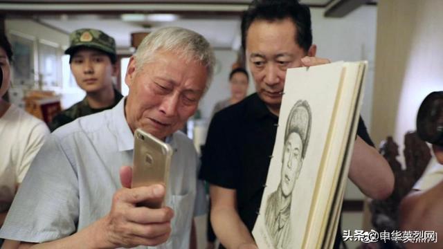 皮蜡生（左）、林宇辉与烈士家属视频，展示皮菊秋烈士画像。（来源：“央视军事”报道微信公众号）