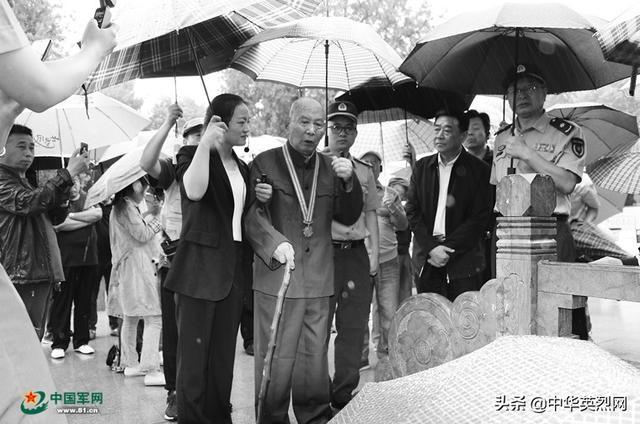 朱鹏祥在辉山烈士陵园祭扫战友。刘 锟摄