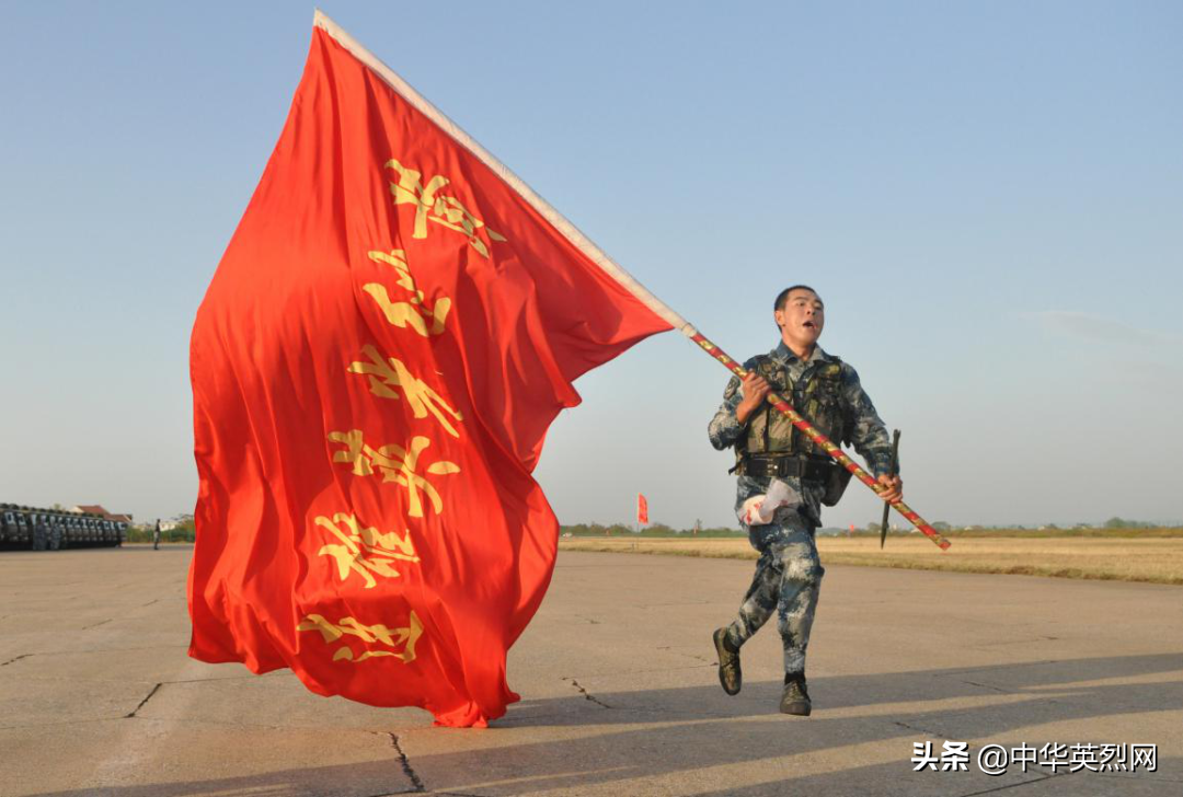 那位惊天一跃堵枪眼的青年，已经离开我们68年了！