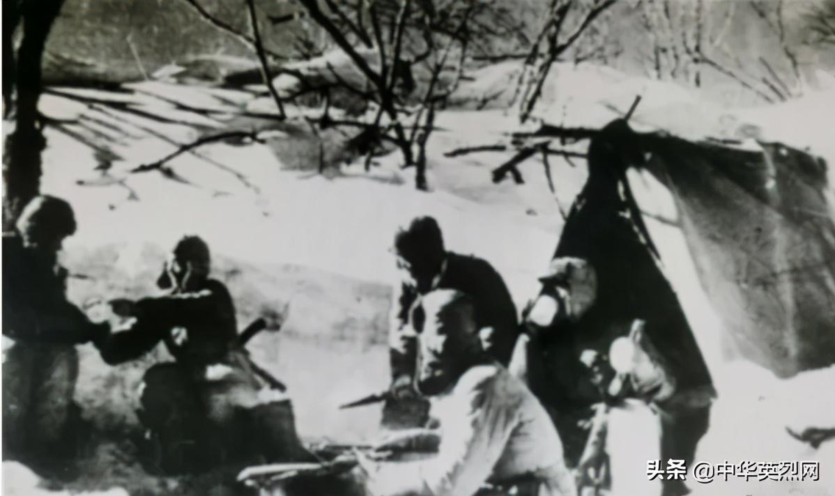 在第四次战役中，志愿军战士在化雪止渴