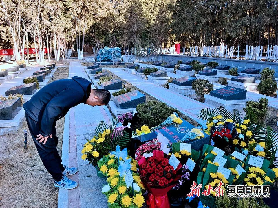 泪目！“卫国戍边英雄”陈红军墓前鲜花遍地