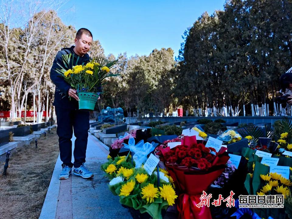 泪目！“卫国戍边英雄”陈红军墓前鲜花遍地