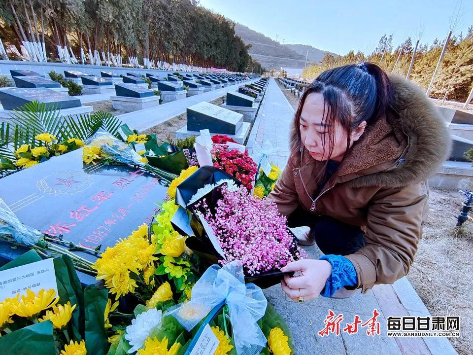 泪目！“卫国戍边英雄”陈红军墓前鲜花遍地
