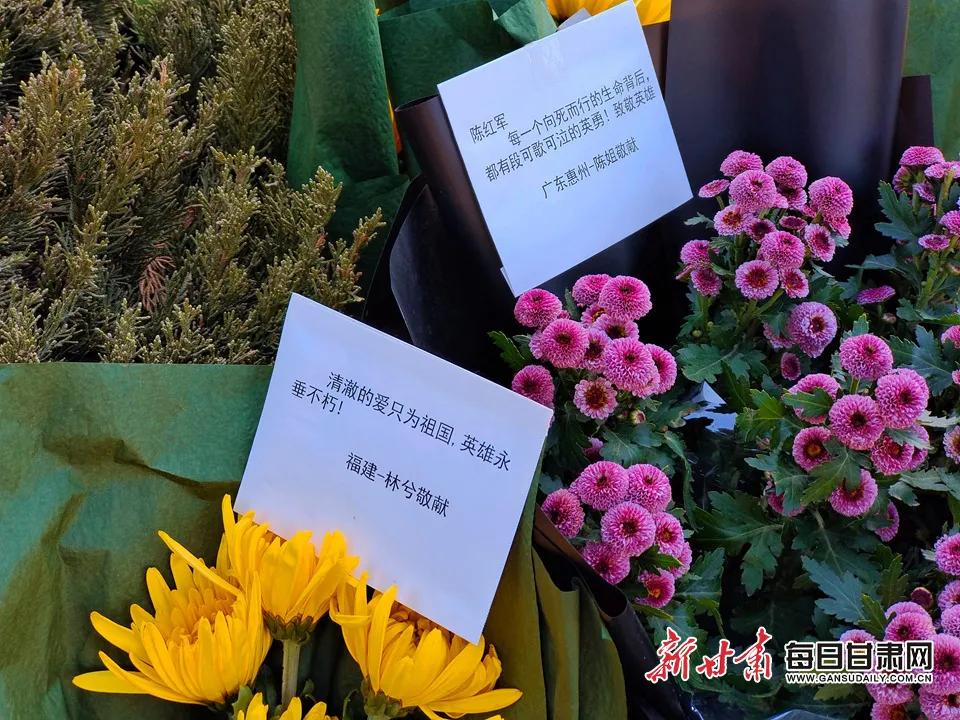 泪目！“卫国戍边英雄”陈红军墓前鲜花遍地