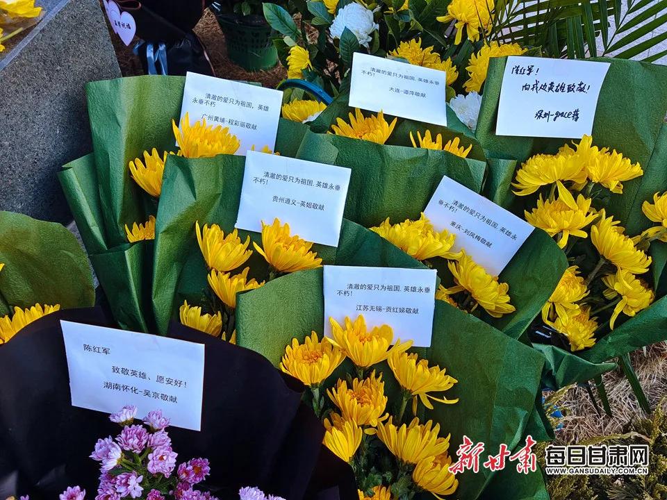 泪目！“卫国戍边英雄”陈红军墓前鲜花遍地
