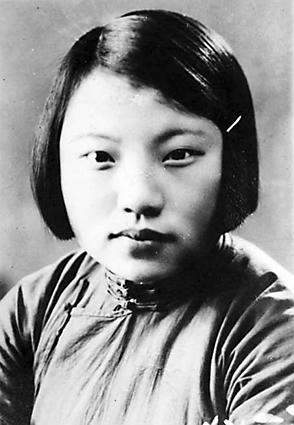 同志在南昌赴刑场前留影 除了胡逸民之外 看守所的一个年轻看守高家骏