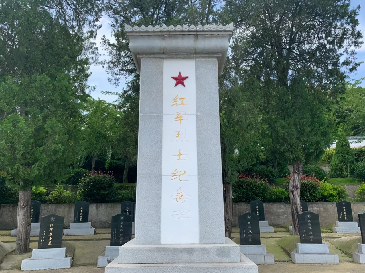 寻访“中国第一将军县”一位83岁老人：为无名烈士守墓60年