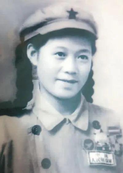 她曾整理黄继光烈士遗体，三天三夜后，大家肃立敬礼……